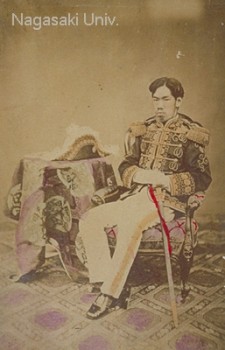 Император Мицухито. Этот человек принял бразды правления у одряхлевших Токугава. Фото Усида Куити, 1873. Из архива университета Нагасаки