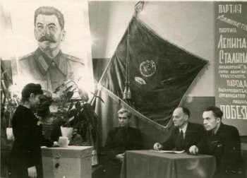 Старая фотография из архива деда - Лалетин Б.Ф. - председатель изб. комиссии.jpg